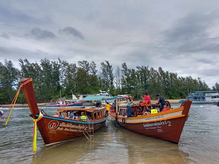 เรามีเรือบริการเช่าเหมาลำเที่ยวทะเลกระบี่ เรือสปีดโบ๊ท เรือห่างยาว